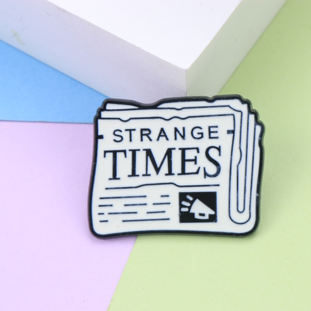 Vintage Fashion Newspaper - Pin Kerah Enamel Koran Retro Strange