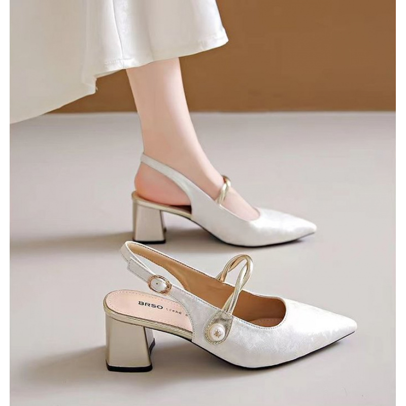 Vintage Fashion Prints - Sandal Wanita Elegan 2026 dengan Ujung