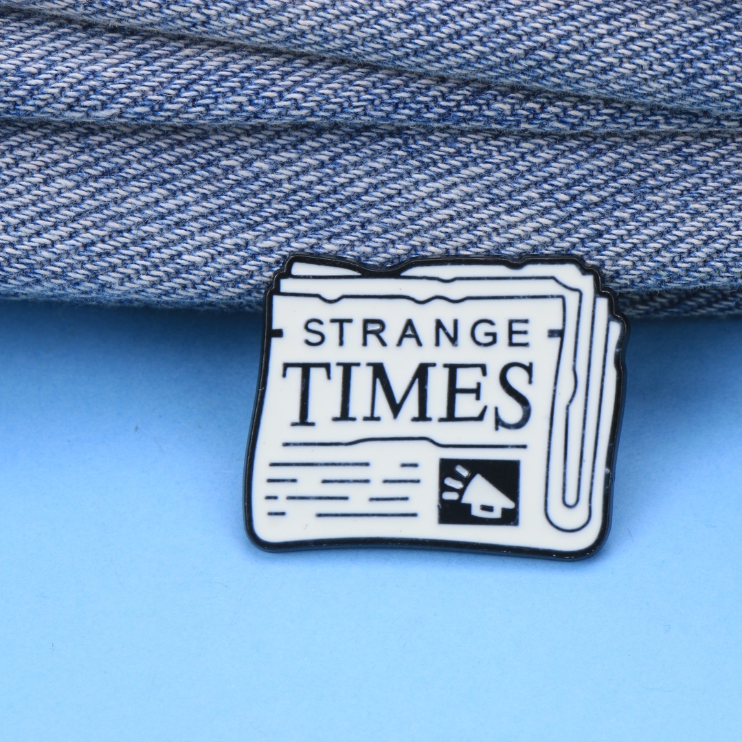Pin Kerah Enamel Koran Retro S - Vintage Fashion Newspaper ulasan dan harga