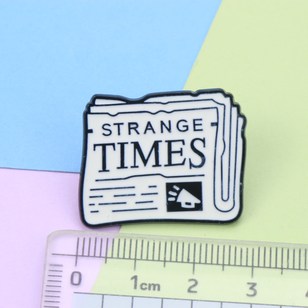 Pin Kerah Enamel Koran Retro S - Vintage Fashion Newspaper ulasan dan harga